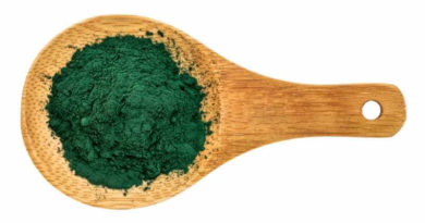 Gemahlene Chlorella-Alge auf einem Holzlöffen